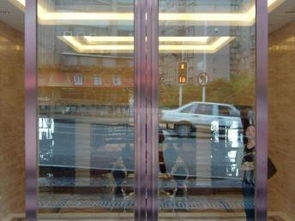 北京知春路工裝裝修 專業定制安裝玻璃隔斷、鏡子與鋼化玻璃門的全方位指南